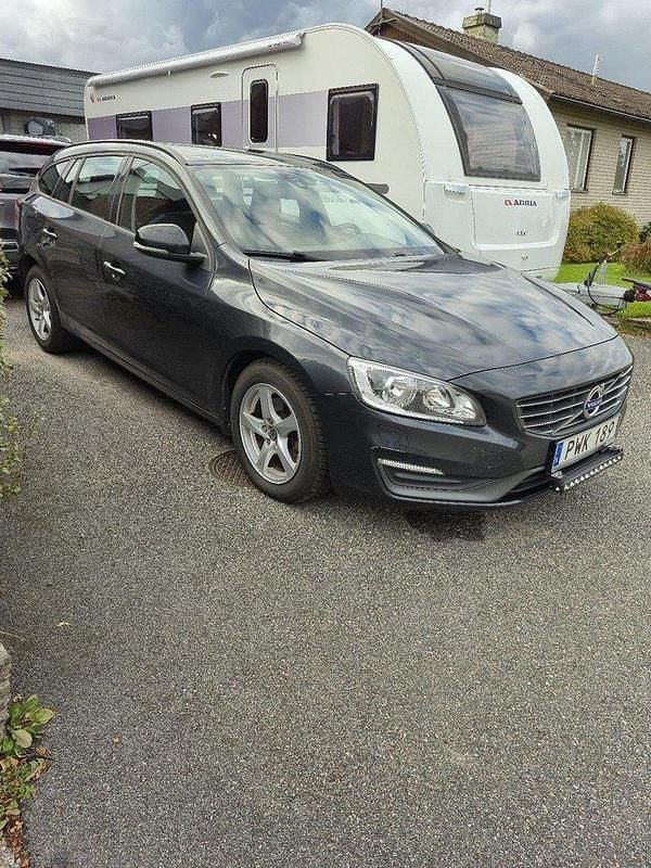Grå Begagnad 2015 Volvo V60 Kombi | 110 000 kr (Bra pris) - Bild 1/4