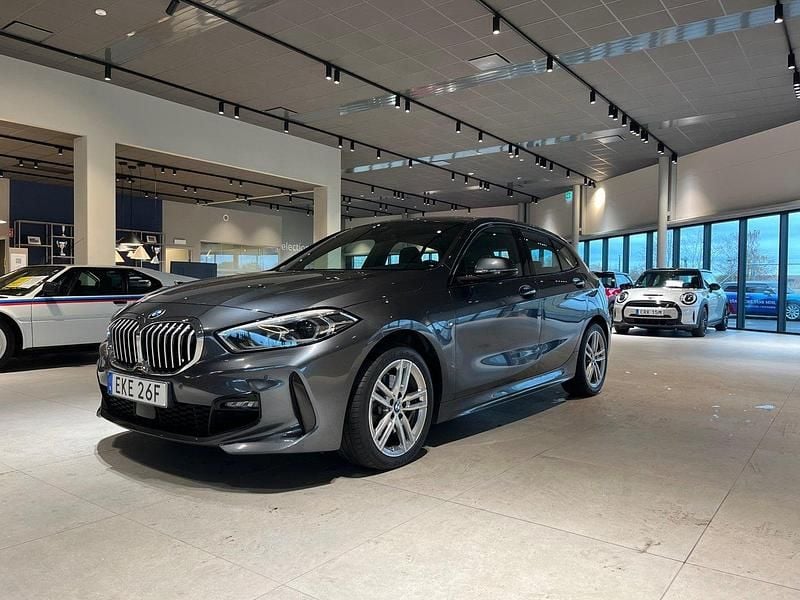 Grå Begagnad 2020 BMW 118 M Sport Halvkombi | 254 000 kr (Lite dyr) - Bild 1/4