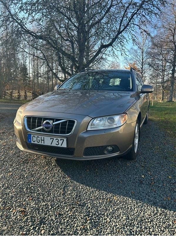 Grå Begagnad 2010 Volvo V70 Business Edition Kombi | 63 000 kr (Marknadspris) - Bild 1/4