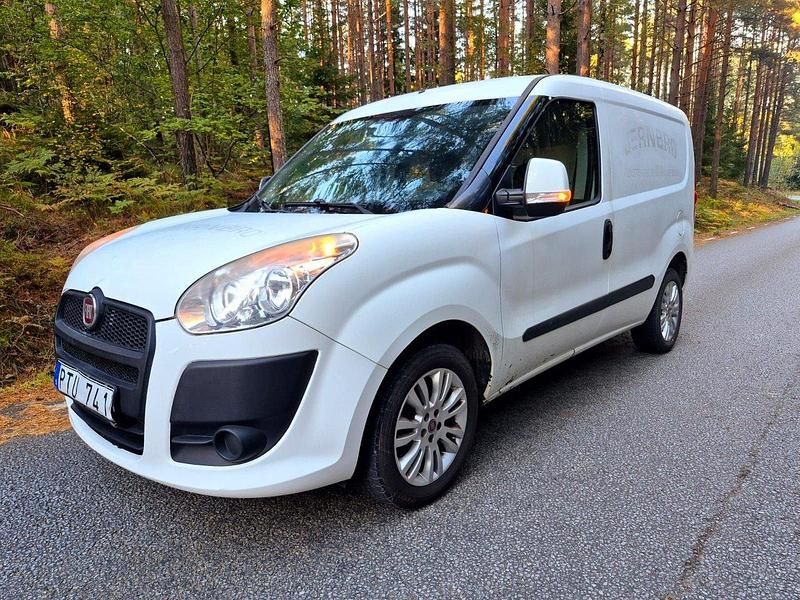 Vit Begagnad 2014 Fiat Doblò Minibuss | 44 900 kr (Marknadspris) - Bild 1/4