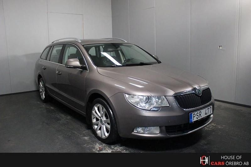 Ljusbrun (brun) Begagnad 2013 Skoda Superb Ambition Kombi | 84 900 kr (Bra pris) - Bild 1/4