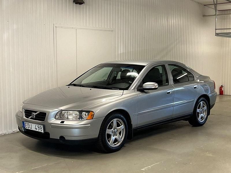 Silver Begagnad 2007 Volvo S60 Sedan | 35 900 kr (Marknadspris) - Bild 1/4