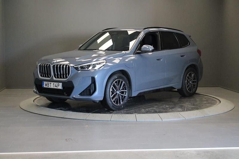 Grå Begagnad 2024 BMW X1 Shadowline SUV | 529 000 kr (Lite dyr) - Bild 1/4