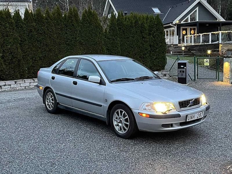 Grå Begagnad 2003 Volvo S40 Sedan | 29 900 kr (Marknadspris) - Bild 1/4