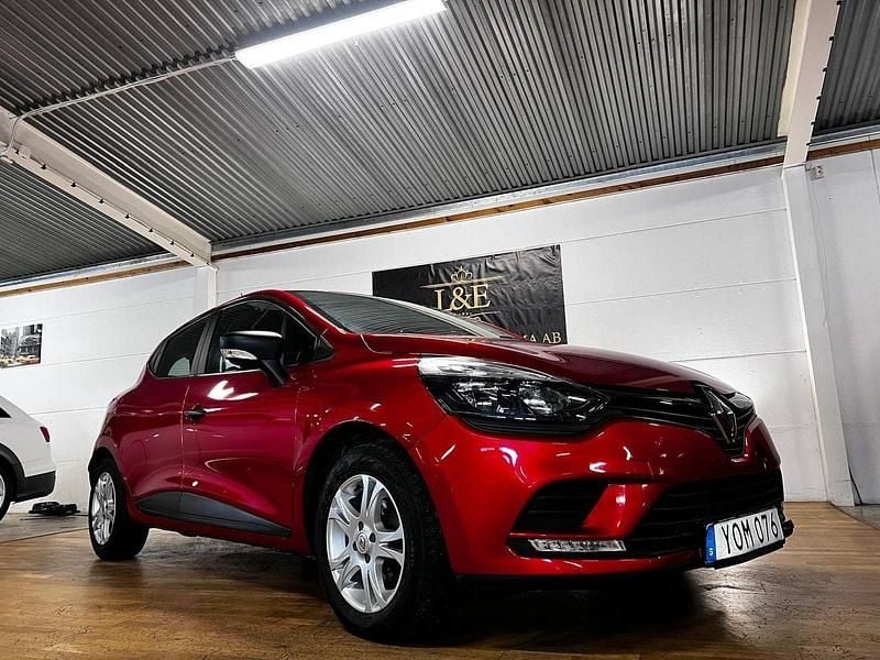 Röd Begagnad 2018 Renault Clio IV Life Halvkombi | 109 900 kr (Lite dyr) - Bild 1/4