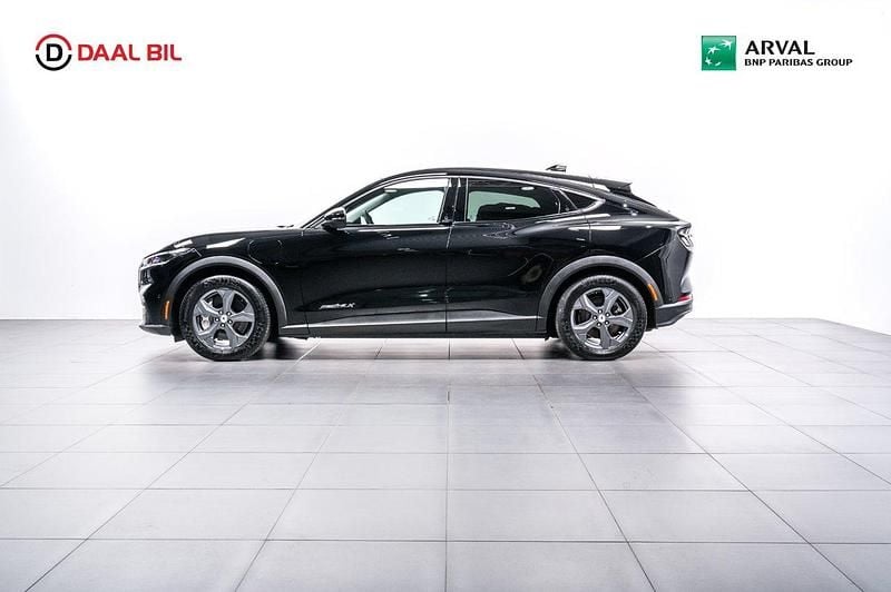 Svart Begagnad 2022 Ford Mustang Mach-E SUV | 319 700 kr (Bra pris) - Bild 1/4