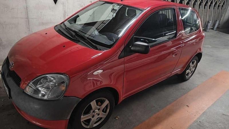 Röd Begagnad 2002 Toyota Yaris Halvkombi | 19 500 kr (Marknadspris) - Bild 1/4