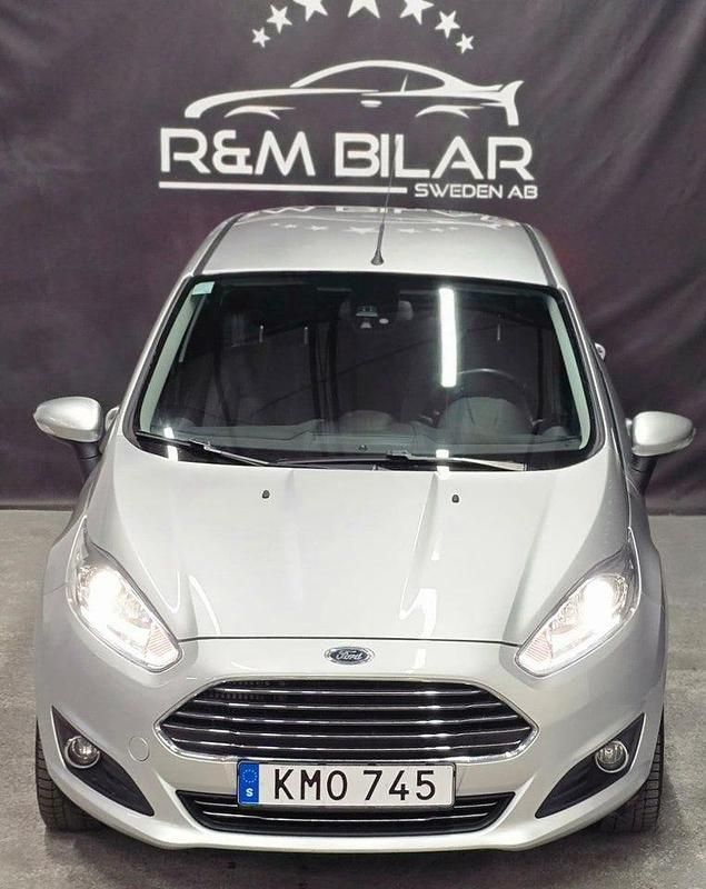 Begagnad Ford Fiesta 101 HK (74 kW) 2015 Grå Halvkombi
