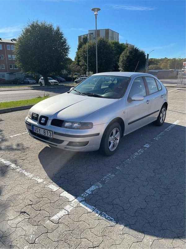 Grå Begagnad 2004 Seat Leon Halvkombi | 10 000 kr - Bild 1/4