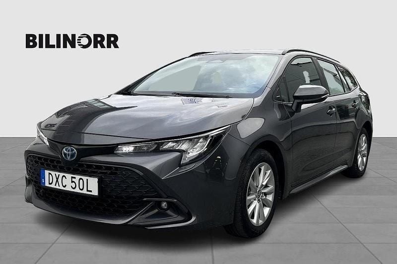 Mörkgrå (grå) Begagnad 2023 Toyota Corolla Active Kombi | 279 900 kr (Marknadspris) - Bild 1/4