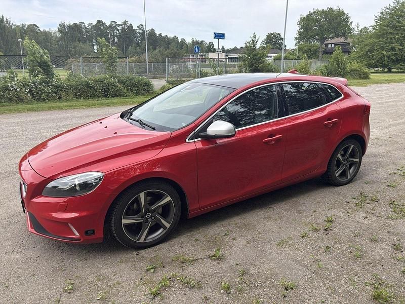 Röd Begagnad 2016 Volvo V40 R-Design Kombi | 160 000 kr (Marknadspris) - Bild 1/4