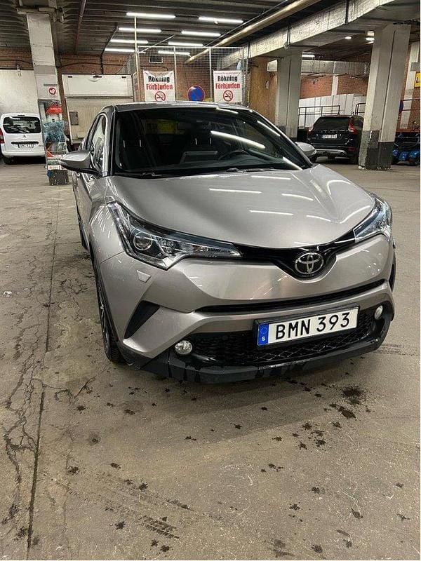 Grå Begagnad 2018 Toyota C-HR Multidrive S SUV | 179 000 kr (Bra pris) - Bild 1/4