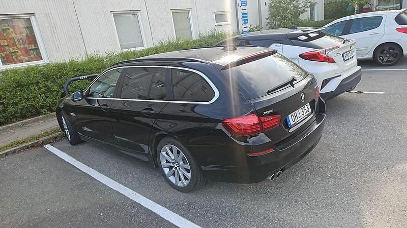 Svart Begagnad 2017 BMW 520 Kombi | 139 000 kr (Superpris) - Bild 1/4