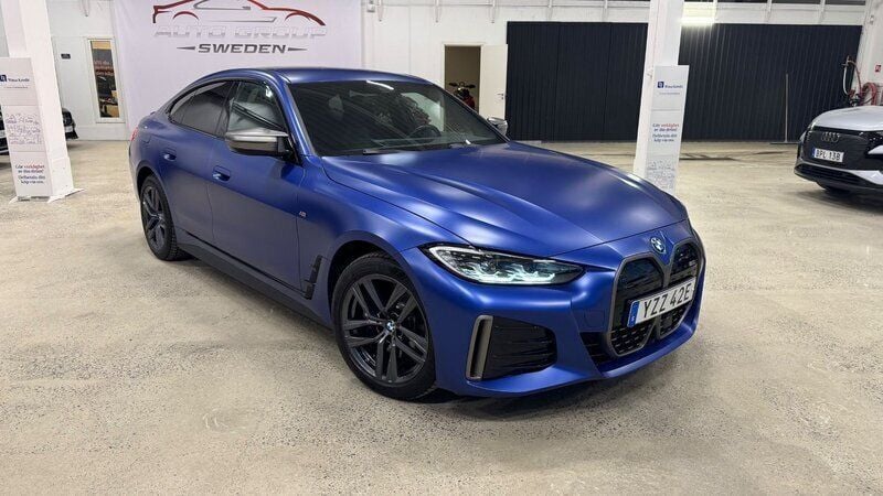 Blå Begagnad 2023 BMW i4 M Sport Sedan | 598 900 kr (Superpris) - Bild 1/4