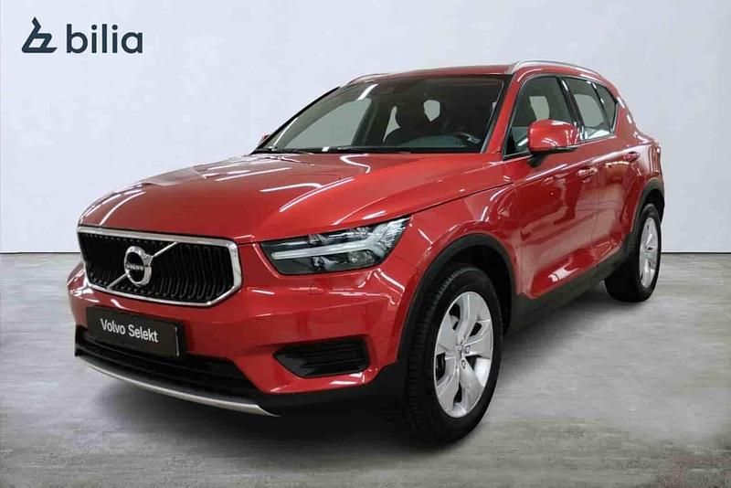 Röd Begagnad 2022 Volvo XC40 Momentum SUV | 304 000 kr (Marknadspris) - Bild 1/1