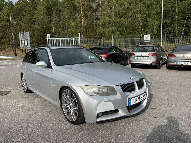 Ljusgrå Begagnad 2007 BMW 330 M Sport Kombi | 59 900 kr (Superpris) - Bild 1/4