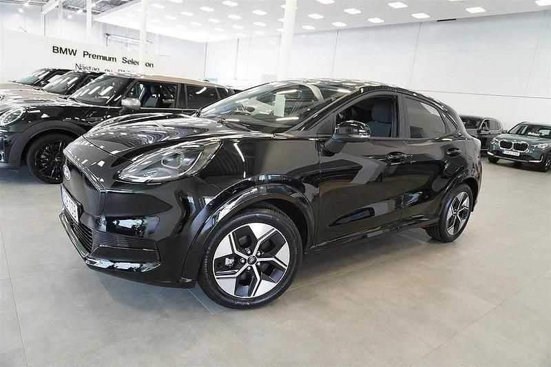 Svart (agate black metallic) Begagnad 2025 Ford Puma Gen-E SUV | 396 000 kr (Marknadspris) - Bild 1/4