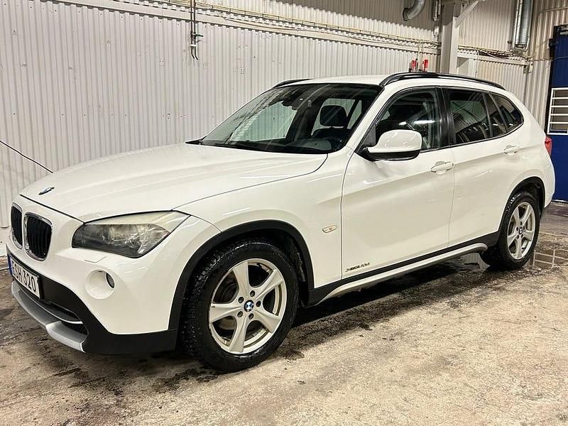 Vit Begagnad 2010 BMW X1 SUV | 69 999 kr (Lite dyr) - Bild 1/4