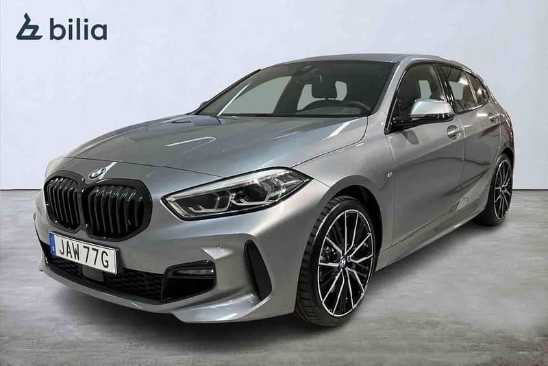 Grå Begagnad 2024 BMW 120 M Sport Halvkombi | 378 900 kr (Marknadspris) - Bild 1/1