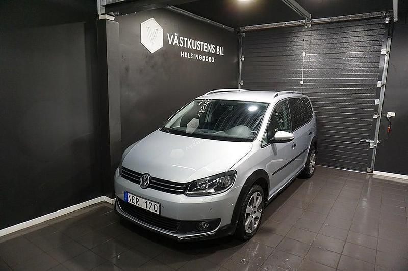 Begagnad VW Touran Cross 140 HK (102 kW) 2012 Silver Minibuss