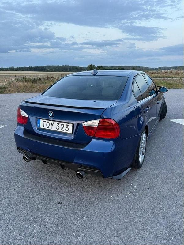 Blå Begagnad 2007 BMW 335 Comfort Edition Sedan | 127 000 kr (Marknadspris) - Bild 1/4
