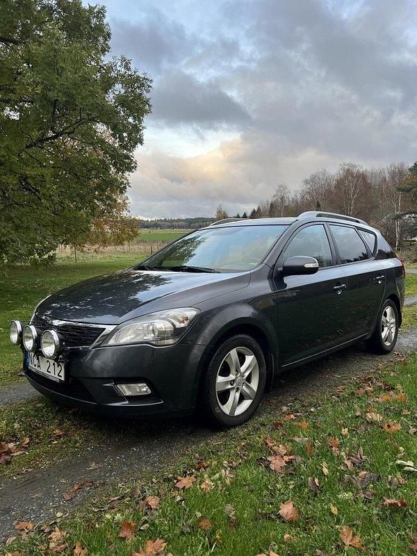 Grå Begagnad 2010 Kia Ceed Sportswagon 4 Kombi | 31 000 kr (Marknadspris) - Bild 1/4