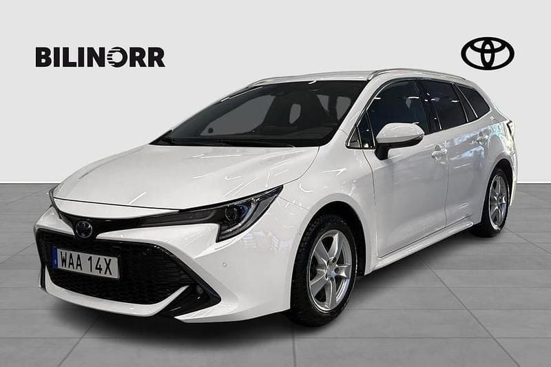 Vit Begagnad 2022 Toyota Corolla Style Kombi | 274 900 kr (Marknadspris) - Bild 1/4
