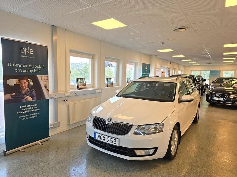 Vit Begagnad 2016 Skoda Octavia Ambition Kombi | 94 900 kr (Marknadspris) - Bild 1/4