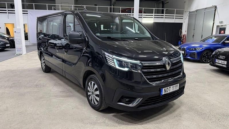Svart Begagnad 2022 Renault Trafic Minibuss | 378 900 kr (Dyr) - Bild 1/4
