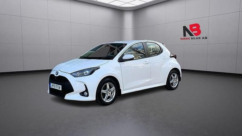 Vit Begagnad 2022 Toyota Yaris Halvkombi | 169 900 kr (Bra pris) - Bild 1/4