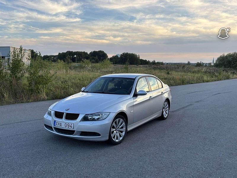 Grå Begagnad 2007 BMW 320 Comfort Edition Sedan | 37 500 kr (Superpris) - Bild 1/4