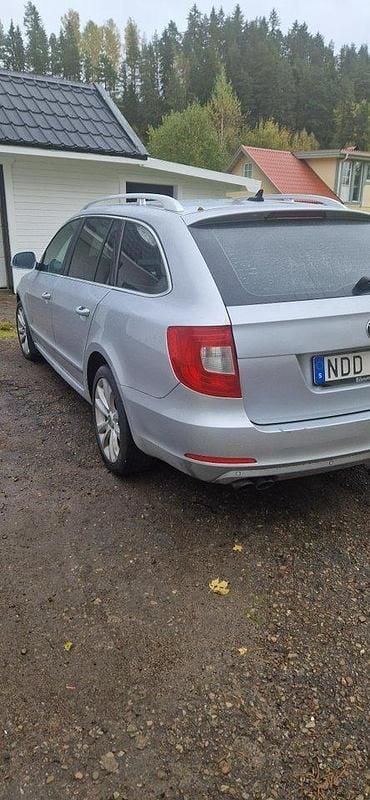 Silver Begagnad 2013 Skoda Superb Ambition Kombi | 59 000 kr (Bra pris) - Bild 1/4
