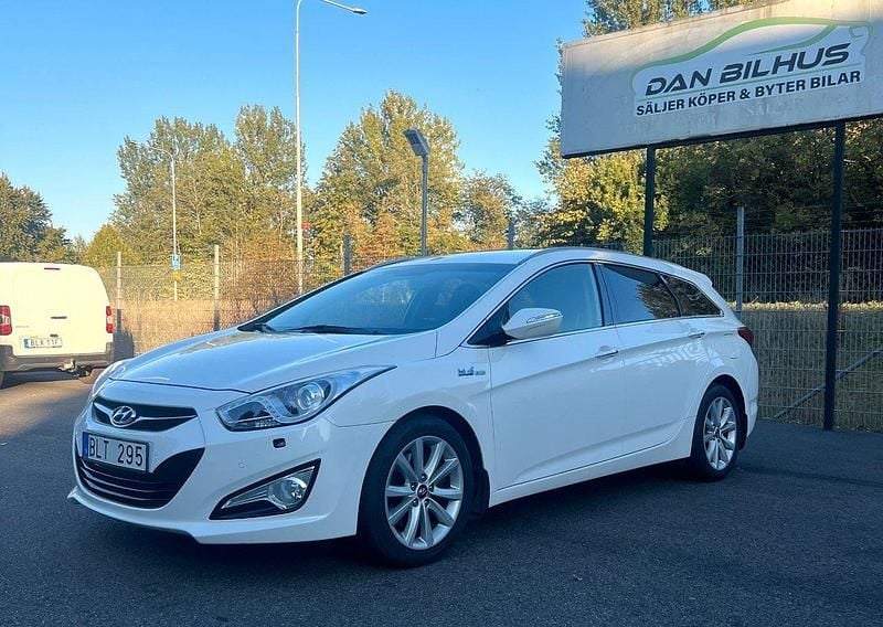 Vit Begagnad 2012 Hyundai i40 Kombi | 119 900 kr (Lite dyr) - Bild 1/4