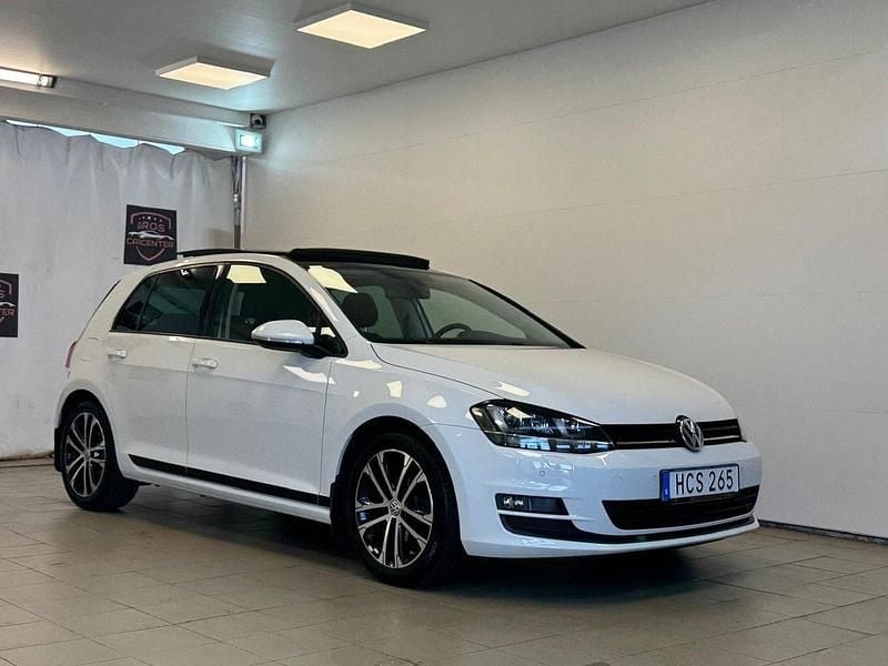 Vit Begagnad 2016 VW Golf VII Halvkombi | 159 900 kr (Dyr) - Bild 1/4