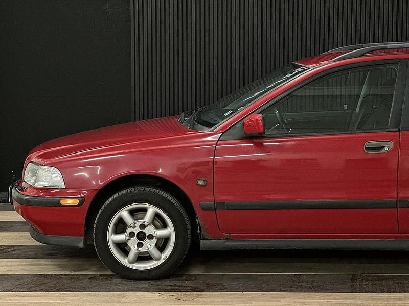 Begagnad Volvo V40 SE 105 HK (77 kW) 1998 Röd Kombi