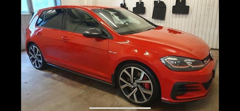Röd Begagnad 2018 VW Golf VII GTI Halvkombi | 265 000 kr (Lite dyr) - Bild 1/4