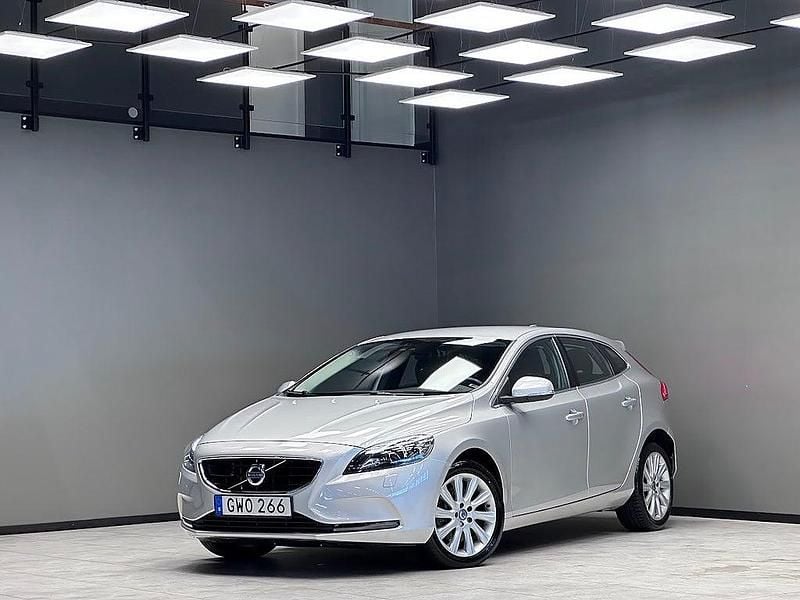 Silver Begagnad 2016 Volvo V40 Business Edition Halvkombi | 179 900 kr (Marknadspris) - Bild 1/3