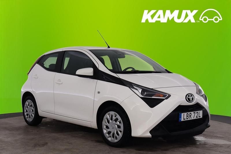 Begagnad Toyota Aygo X-play 72 HK (52 kW) 2020 Vit Halvkombi