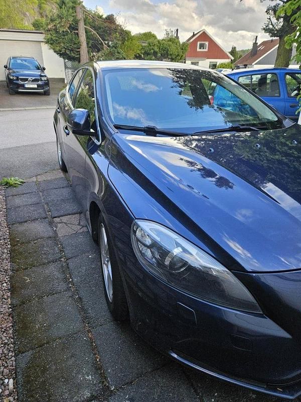 Blå Begagnad 2015 Volvo V40 Kombi | 135 000 kr (Marknadspris) - Bild 1/4