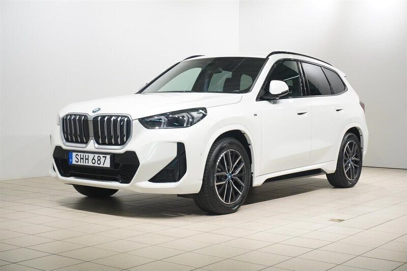 Vit Begagnad 2023 BMW iX1 M Sport SUV | 499 900 kr (Marknadspris) - Bild 1/4