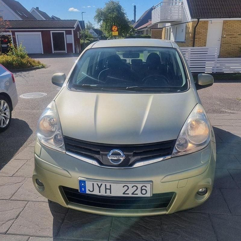 Grön Begagnad 2009 Nissan Note Minibuss | 28 500 kr (Marknadspris) - Bild 1/3