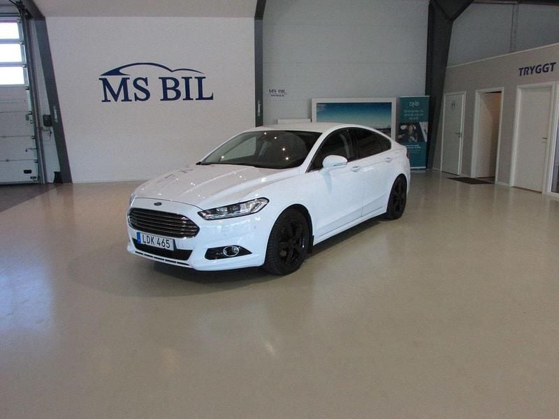 Vit Begagnad 2015 Ford Mondeo Titanium Halvkombi | 169 900 kr (Marknadspris) - Bild 1/4