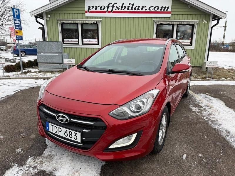 Begagnad Hyundai i30 Comfort 110 HK (80 kW) 2015 Röd Kombi