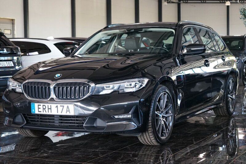 Svart Begagnad 2021 BMW 330e Sport Line Kombi | 249 500 kr (Superpris) - Bild 1/4