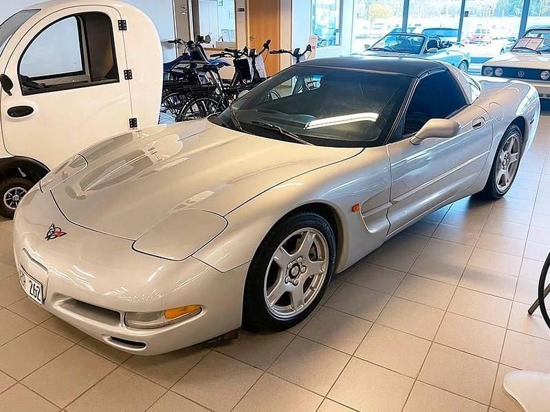 Begagnad Chevrolet Corvette 345 HK (253 kW) 1998 Silver Sportkupé
