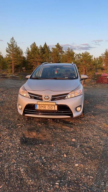 Silver Begagnad 2014 Toyota Verso Edition Minibuss | 100 000 kr (Marknadspris) - Bild 1/4
