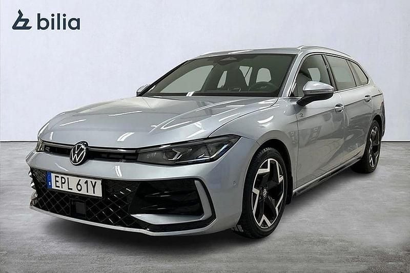 Silver Begagnad 2024 VW Passat R-line Kombi | 429 400 kr (Marknadspris) - Bild 1/4
