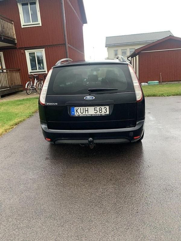 Svart Begagnad 2010 Ford Focus Titanium Kombi | 27 800 kr (Marknadspris) - Bild 1/4