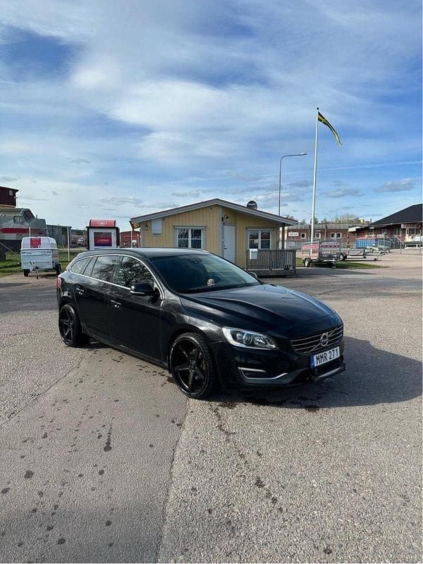 Svart Begagnad 2014 Volvo V60 Momentum Kombi | 95 900 kr (Dyr) - Bild 1/4