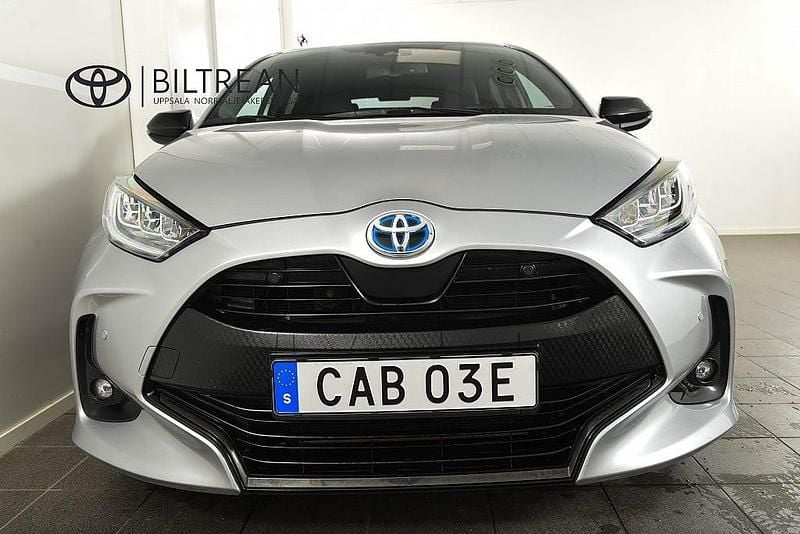 Begagnad Toyota Yaris 2024 Silver Halvkombi